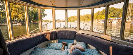 Hausboot Rossi bei Tag mit ausgeklapptem Bett